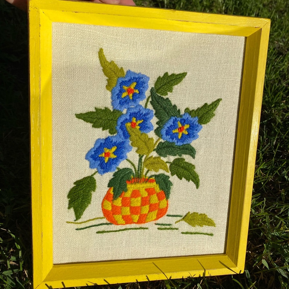 2/$25 Stunning vintage needle point wall decor 🌻